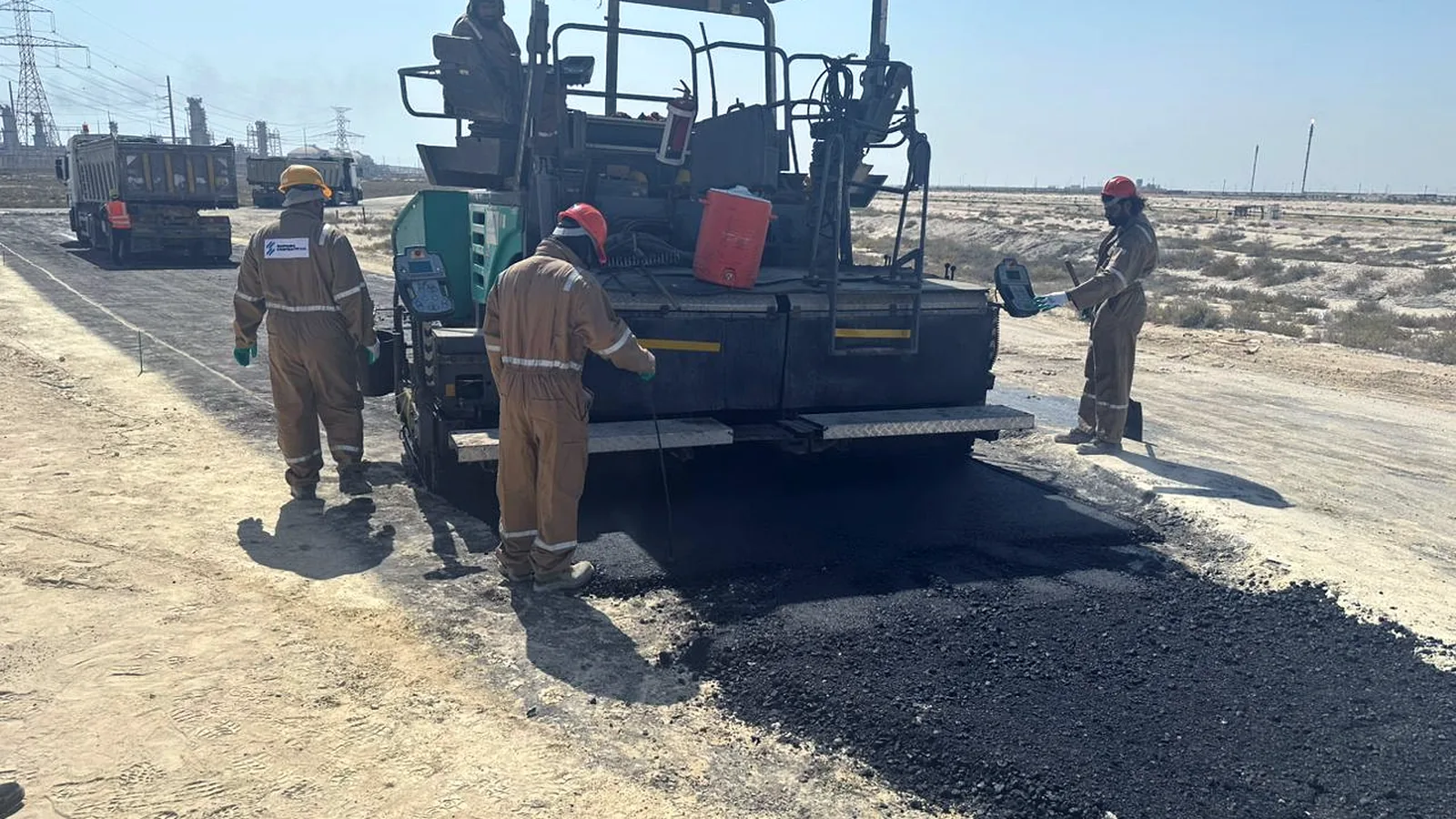 طاقم إيست هوب ينفّذ أعمال سفلتة في مشروع طرق بالمنطقة الشرقية